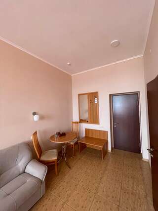 Гостиница Аллес Лазаревское Трехместный повышенного комфорта (улучшенный), 5-й этаж (с видом на море)-7