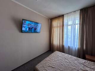 Гостиница Аллес Лазаревское Двухместный "Стандарт" с двуспальной кроватью, с балконом, 4-й этаж (вид на колесо обозрения)-2