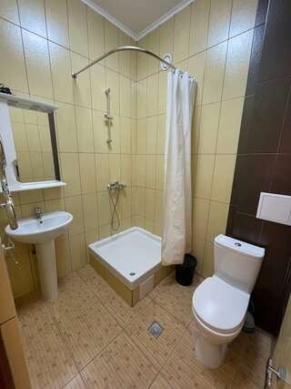 Гостиница Аллес Лазаревское Трехместный повышенного комфорта (улучшенный), 5-й этаж (с видом на море)-4