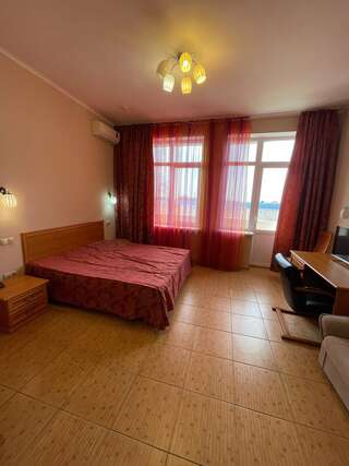 Гостиница Аллес Лазаревское Трехместный повышенного комфорта (улучшенный), 5-й этаж (с видом на море)-1