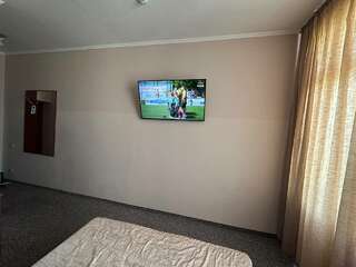 Гостиница Аллес Лазаревское Двухместный "Стандарт" с двуспальной кроватью, с балконом, 4-й этаж (вид на колесо обозрения)-1